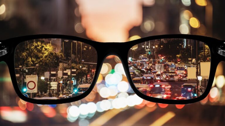 um óculos com lentes que melhoram a imagem